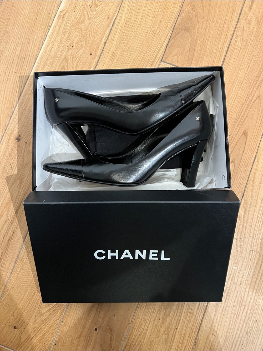 CHANEL Black Patent Leather Pointed-Toe Pumps
